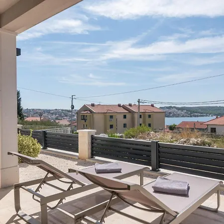 Modern With Private Jacuzzi Mikis *